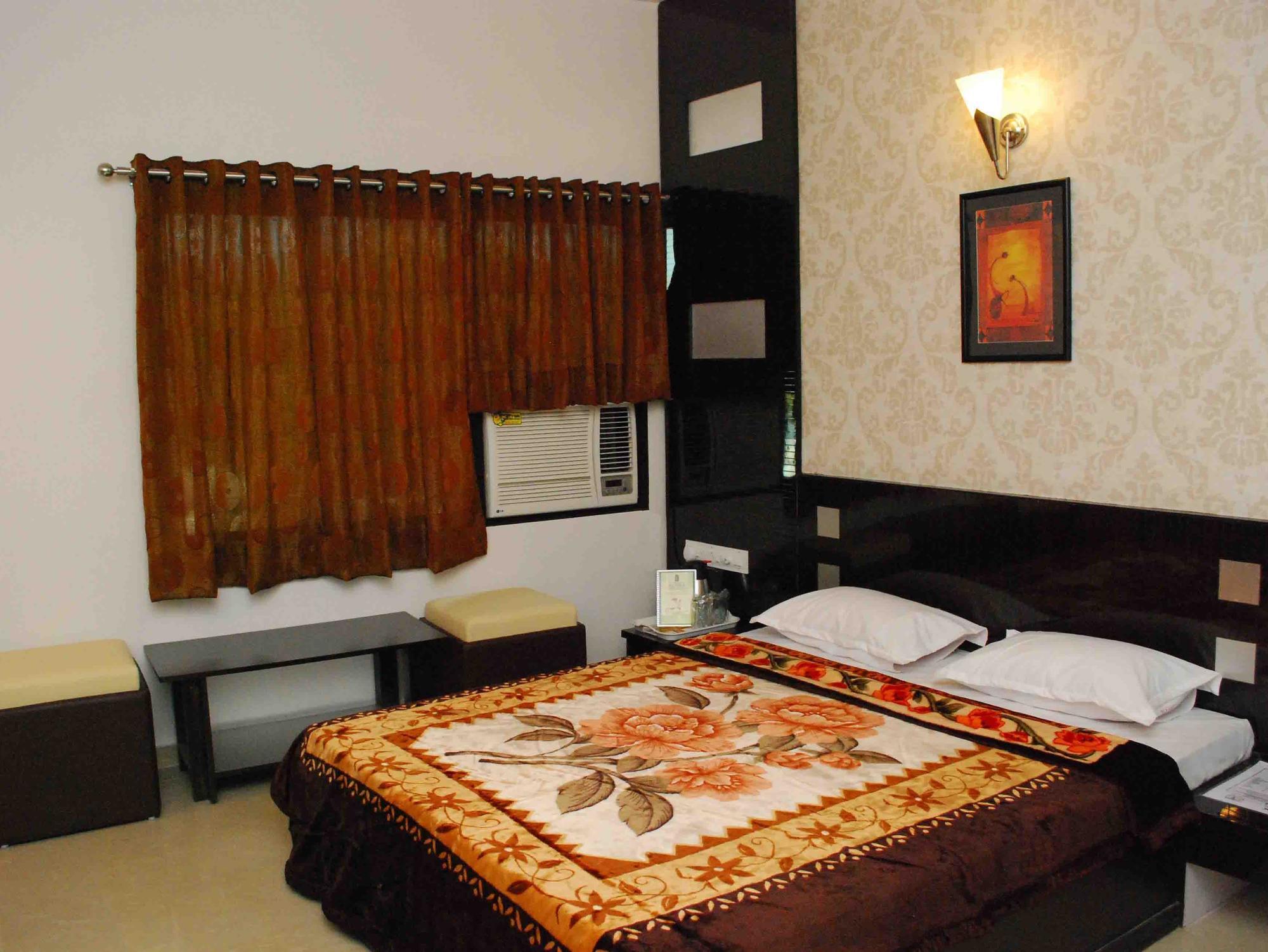 Oyo Flagship 19003 Hotel Rudra Mahal Ahmadábád Exteriér fotografie